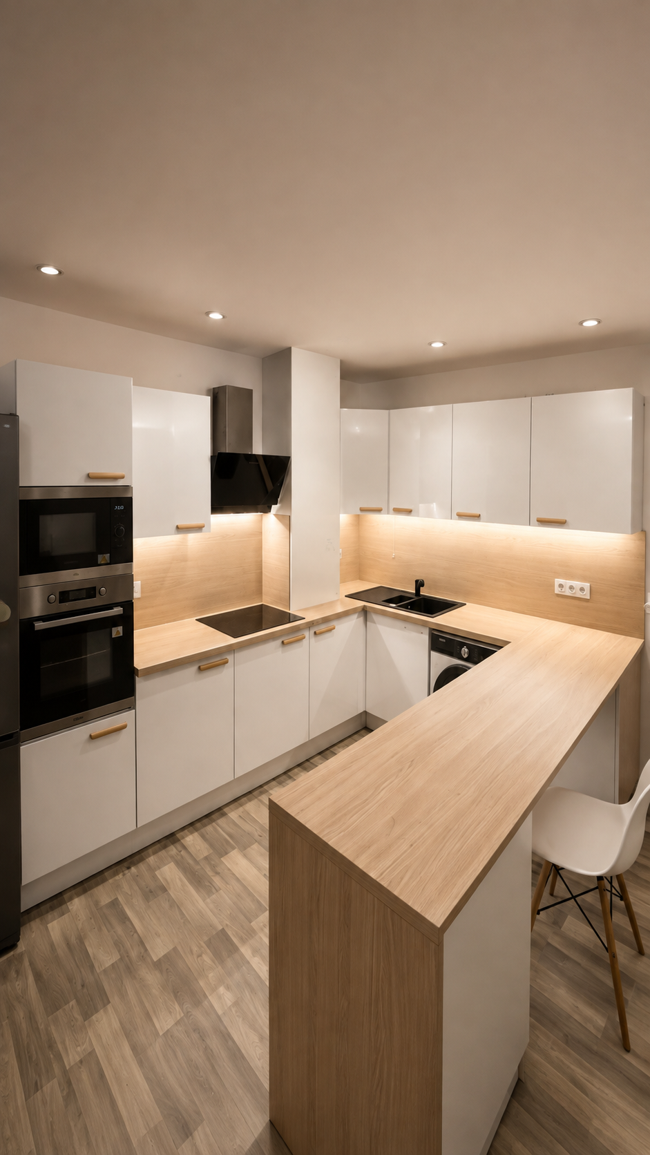 Cuisine blanche en U avec plan de travail bois